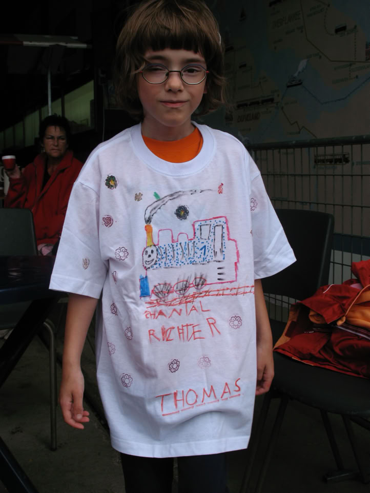 Chantal mit selbst gestaltetem T-Shirt
